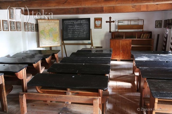 Skansen w Maurzycach -- izba lekcyjna wiejskiej szkoły